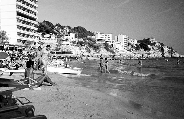 Playa de Cala Mayor, Mallorca nos finais da década de 1960 - MMG_M_040 fotografia de Manuel A. Martins Gomes. Não usar fotografia sem referência ao seu proprietário Manuel A. Martins Gomes, sem link para este site https://manuelamartinsgomes.blogspot.com/