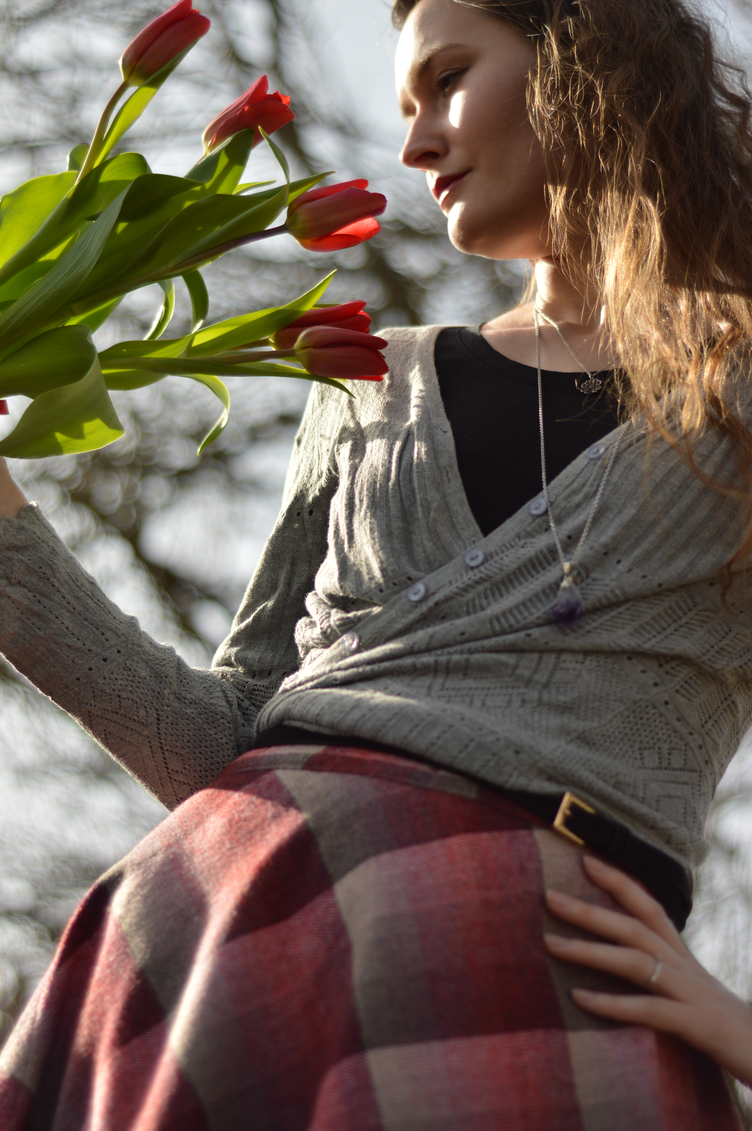 red tulips, spring fashion, thrifted outfit, reds and greys, personal style blog, georgiana quaint, český módní blogger