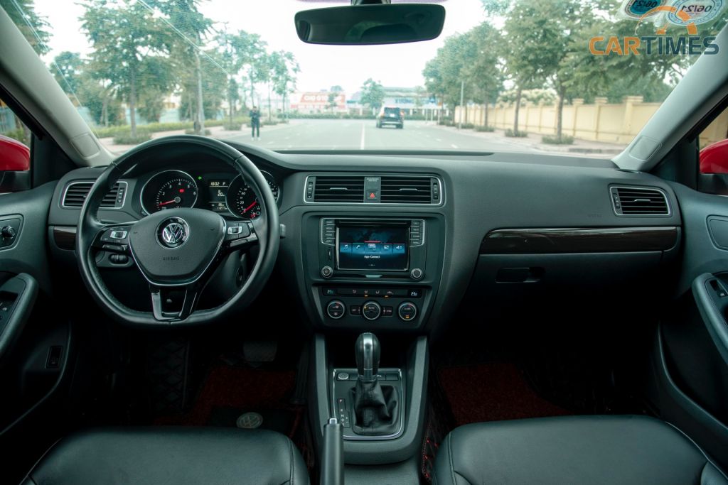 Volkswagen Jetta chạy lướt được rao bán, giá chỉ giá ngang Mazda3 2020