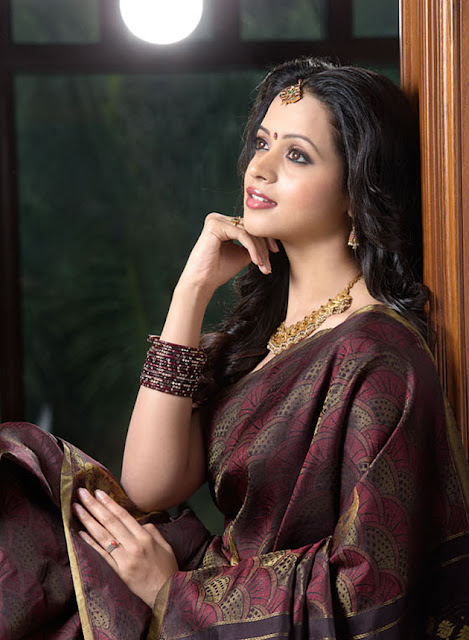 Tamil Actress Bhavana Pics In Saree Looking Cute 4