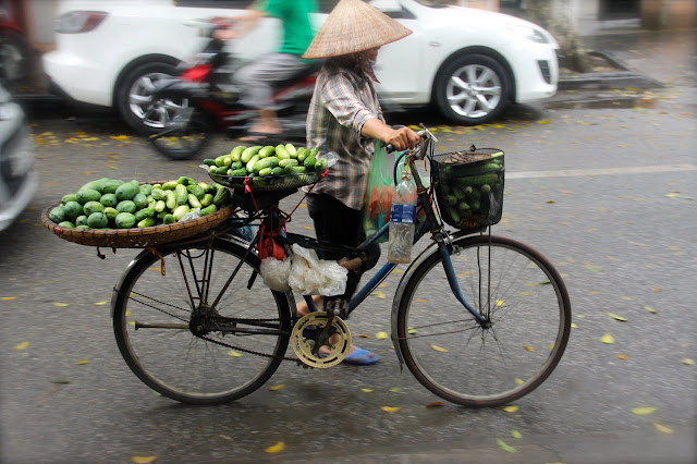 Vendendora de bicicleta no Vietnã