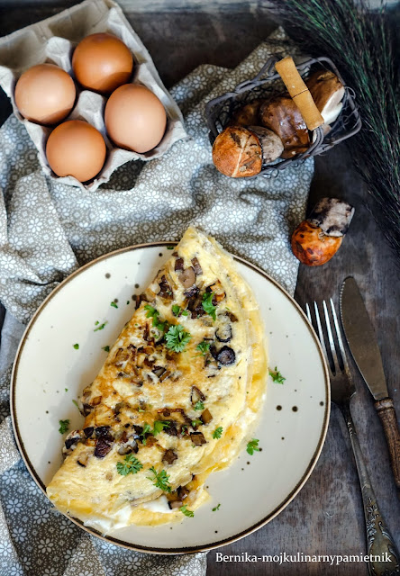omlet, grzyby, sniadanie, jajka, borowiki, podgrzybki, kurki, bernika, kulinarny pamietnik