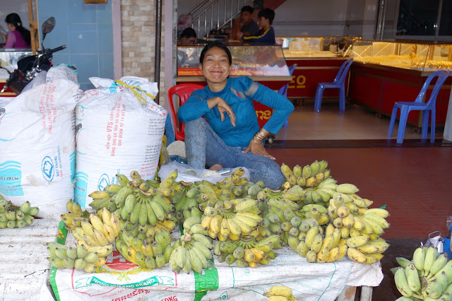 Du riz et des bananes devant la bijouterie