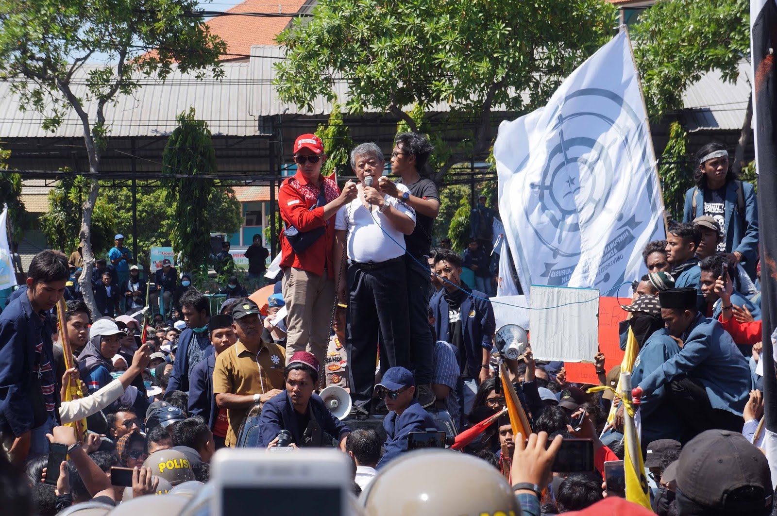 Robohkan Kawat Berduri, Aksi Mahasiswa Paksa Ketua DPRD Tolak UU KPK