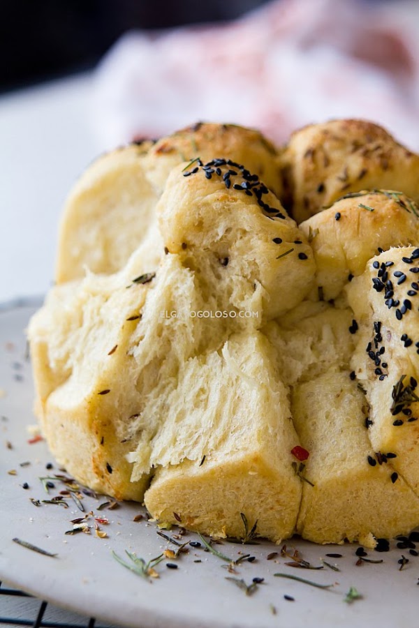 Monkey Bread salado con mantequilla, ajo, queso y hierbas y semillas, fácil, delicioso y muy llamativo. Hermoso!. Receta vía www.elgatogoloso.com