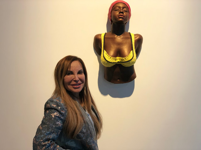 Carole Feuerman et son oeuvre "General's Twin" lors du vernissage de l'exposition "Ceci n'est pas un Corps" le 20 novembre 2019