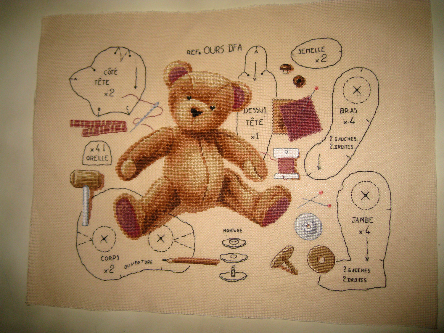 Плюшевые мишки схема. Выкройка мишки Тедди. Вышивка - плюшевые мишки Тедди. Лекало для вышивки. Выкройка винтажного медведя.