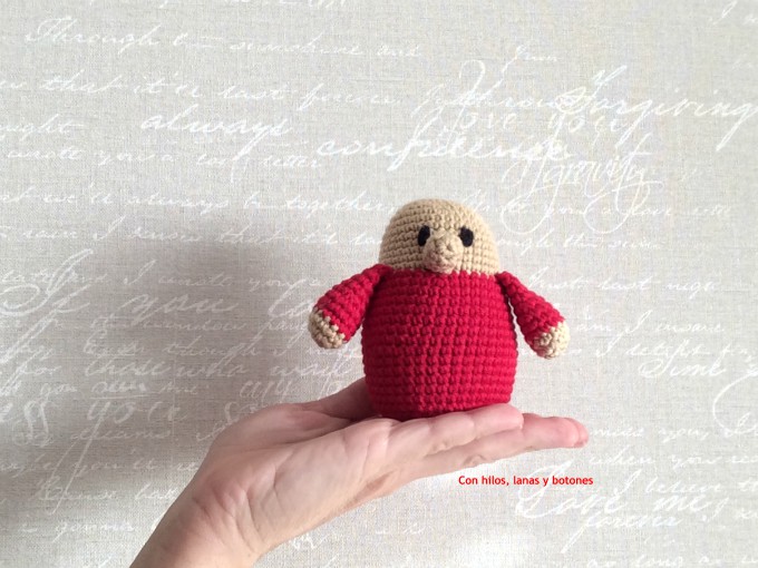 Con hilos, lanas y botones: Enanito de Navidad de ganchillo (patrón gratis)