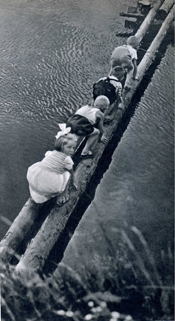 Poema AHÍ AFUERA, de Rafael Gonzalo Cáccamo; Fotografía de Lev Borodulin;Libro de Referencia: Carlos Morales, "Coexistencia (Antología de poesía israelí –árabe y hebrea– contemporánea”, Ed. El Toro de Barro, Carlos Morales ed.