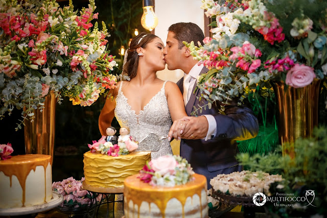 Sítio Geranium, Hyathama Pires, Multifocco, Leilah Cerqueira, casamento a céu aberto, casamento rústico, boho, decoração de casamento, decoração colorida, fotos românticas, foto com madrinhas, madrinhas iguais, Foto com padrinhos, noiva, noivo, mesa do bolo