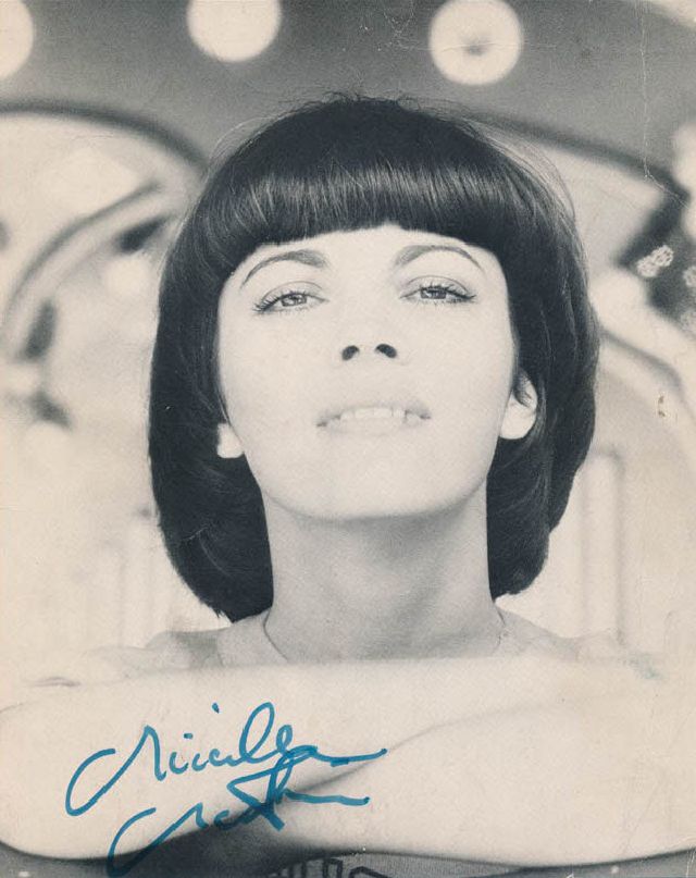 35 Beautiful Portrait Photos of French Singer Mireille Mathieu in the