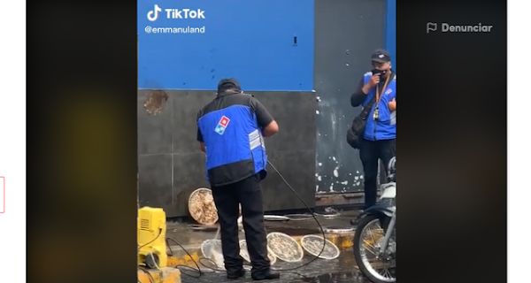 Captan a empleados de Domino's Pizza, lavando utensilios en el estacionamiento Captan a empleados de Domino's Pizza, lavando utensilios en el estacionamiento