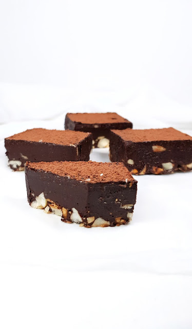 carrés chocolat/noisettes/cacahuètes fondants, sans lactose, vegan carrés chocolat/noisettes/cacahuètes fondants, sans lactose, vegan