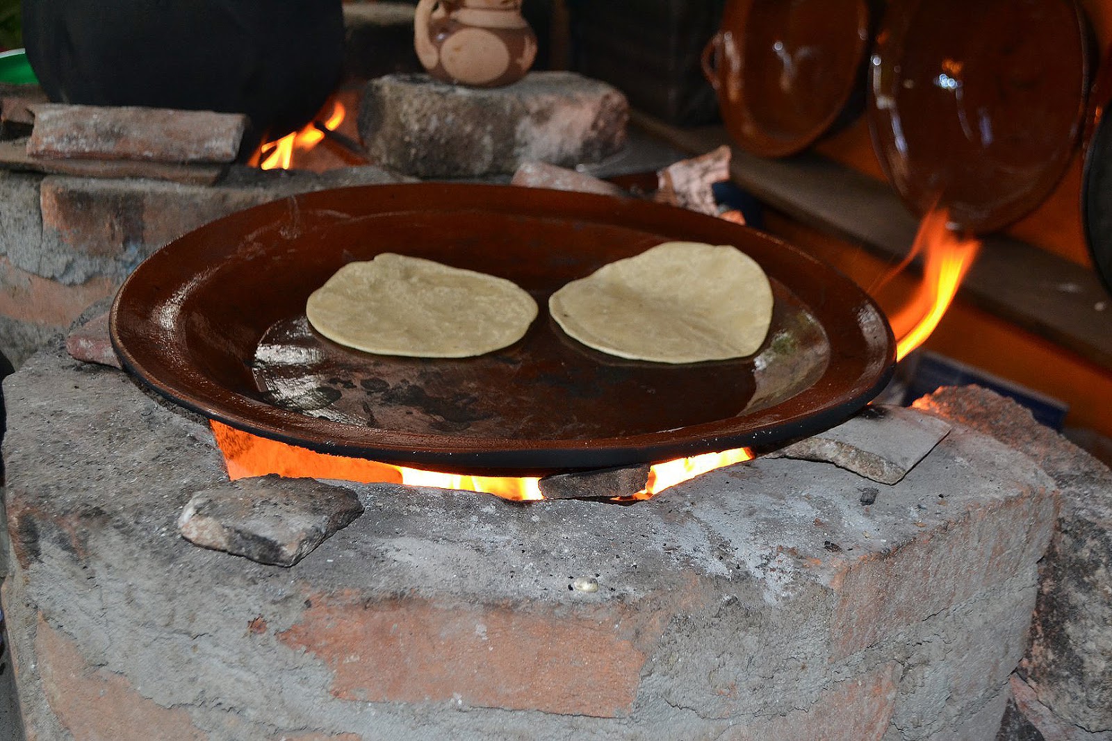 Jaime Ramos Méndez Joyas de la gastronomía michoacana Tortillas en comal de barro en la
