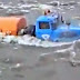 Ρωσία-Μια θεαματική διέλευση του ποταμού με φορτηγό.