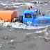 Ρωσία-Μια θεαματική διέλευση του ποταμού με φορτηγό.