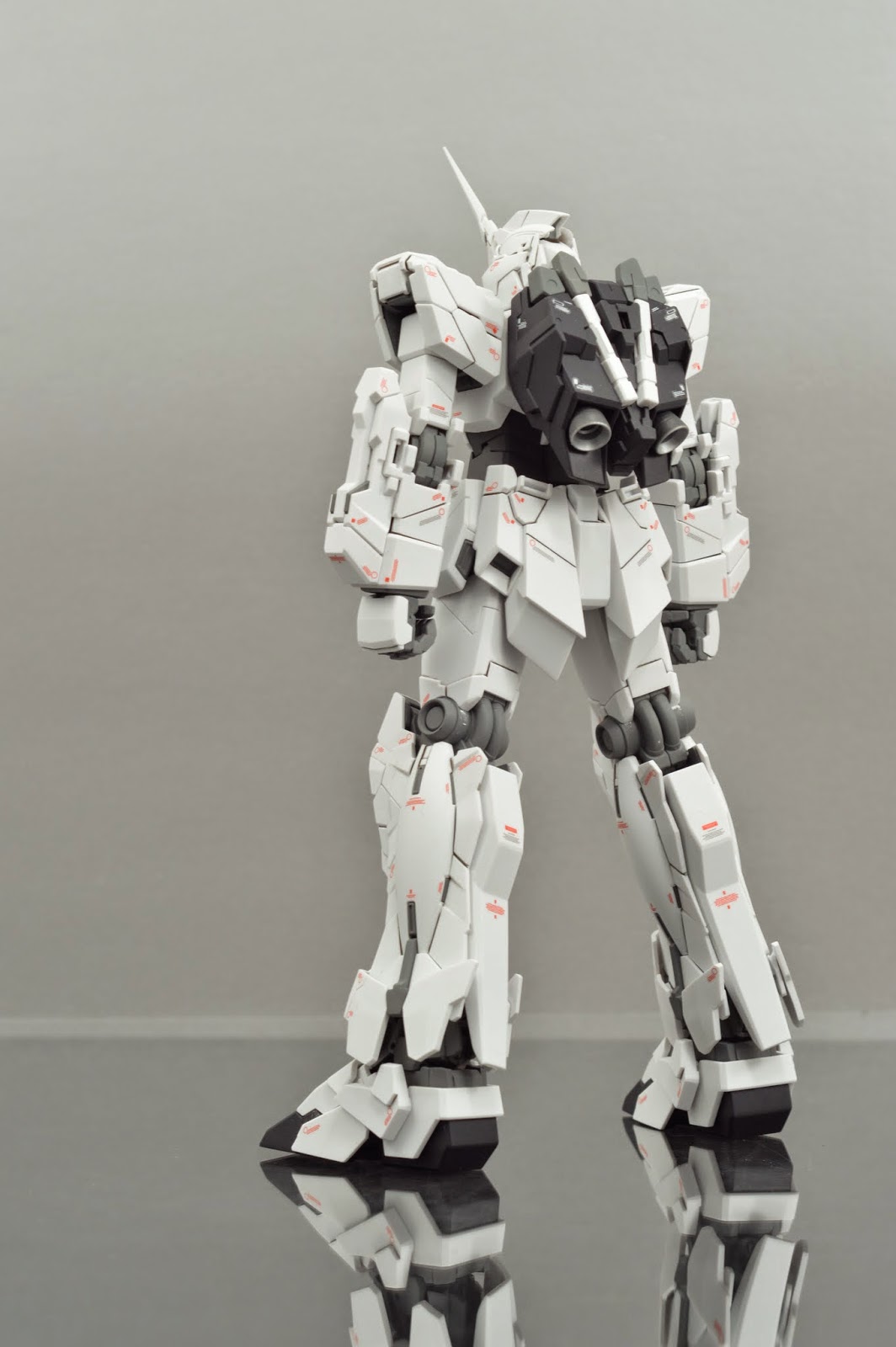 MG RX-0 Unicorn Gundam (deactivated mode)