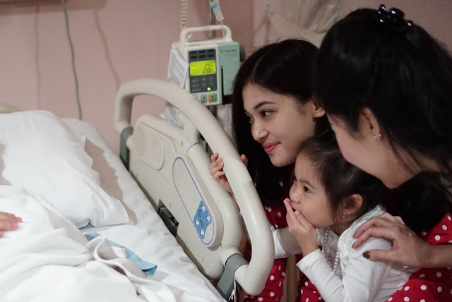 8 Potret Mengharukan, Beratnya Perjuangan Sandra Dewi Saat Melahirkan 8 Potret Mengharukan, Beratnya Perjuangan Sandra Dewi Saat Melahirkan