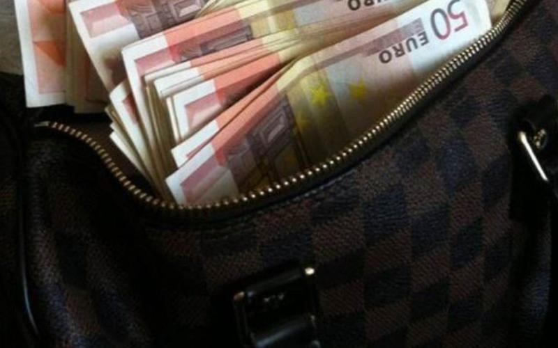 Υπαξιωματικός βρήκε και παρέδωσε τσάντα με 4.000 ευρώ
