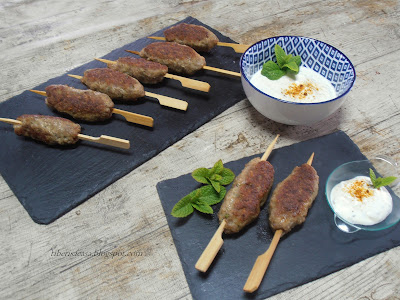 ~Brochetas de carne { kebab } con salsa de yogur~