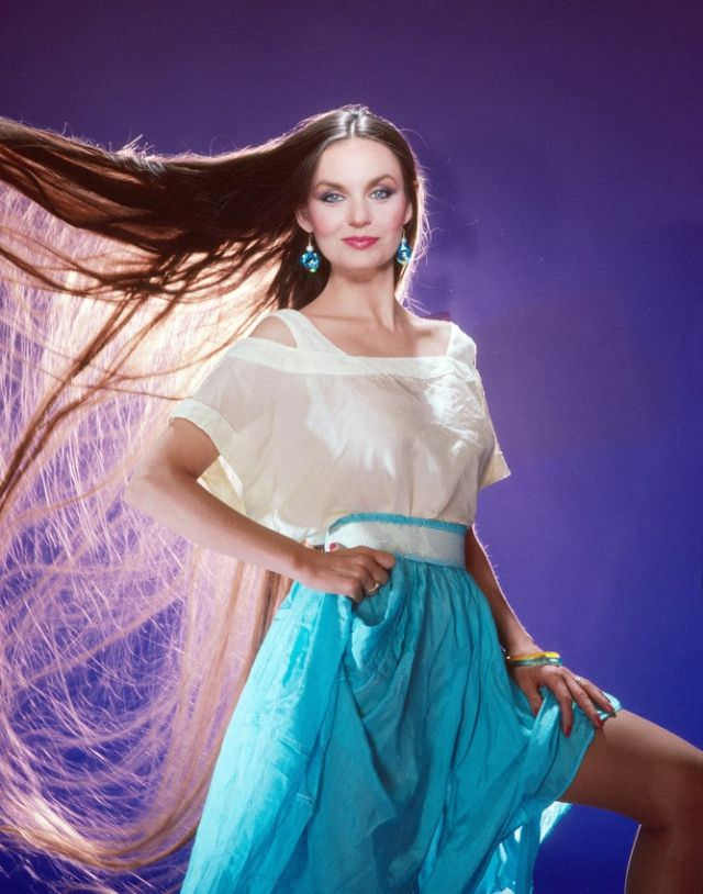 20 Amazing Photos of Crystal Gayle Posing With Her KneeLength Hair