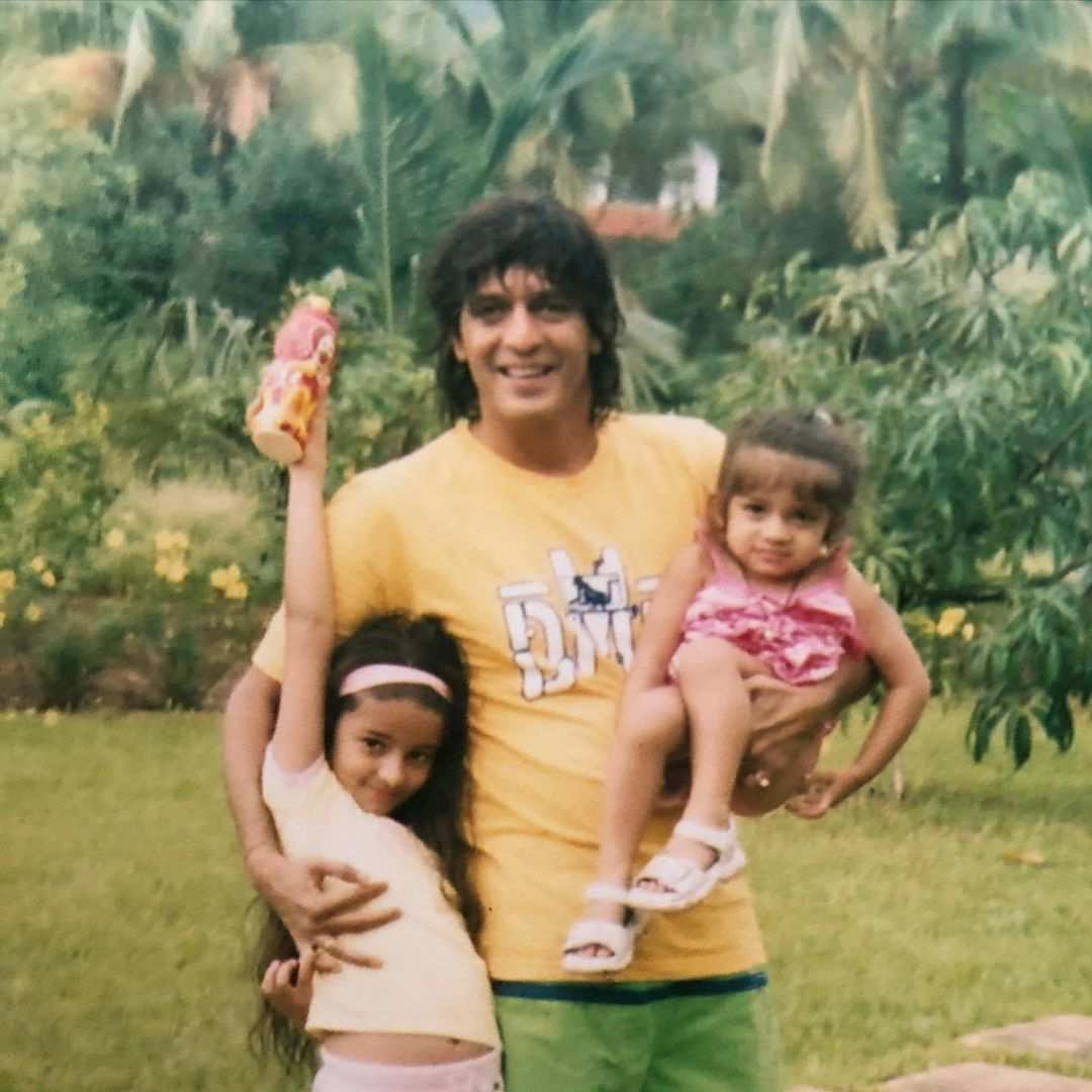 Ananya Panday has shared a very old picture with her father Chunky Pandey on her Instagram in which she is seen masti with her father Chunky Pandey and sister.