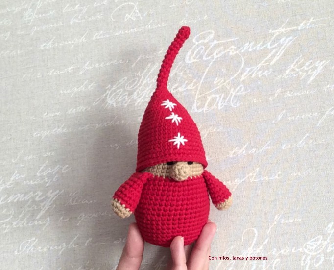 Con hilos, lanas y botones: Enanito de Navidad de ganchillo (patrón gratis)