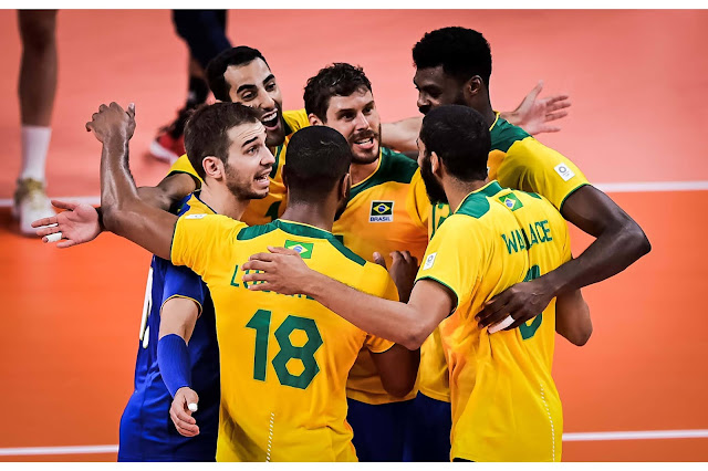 Jogadores da seleção brasileira de vôlei se abraçam