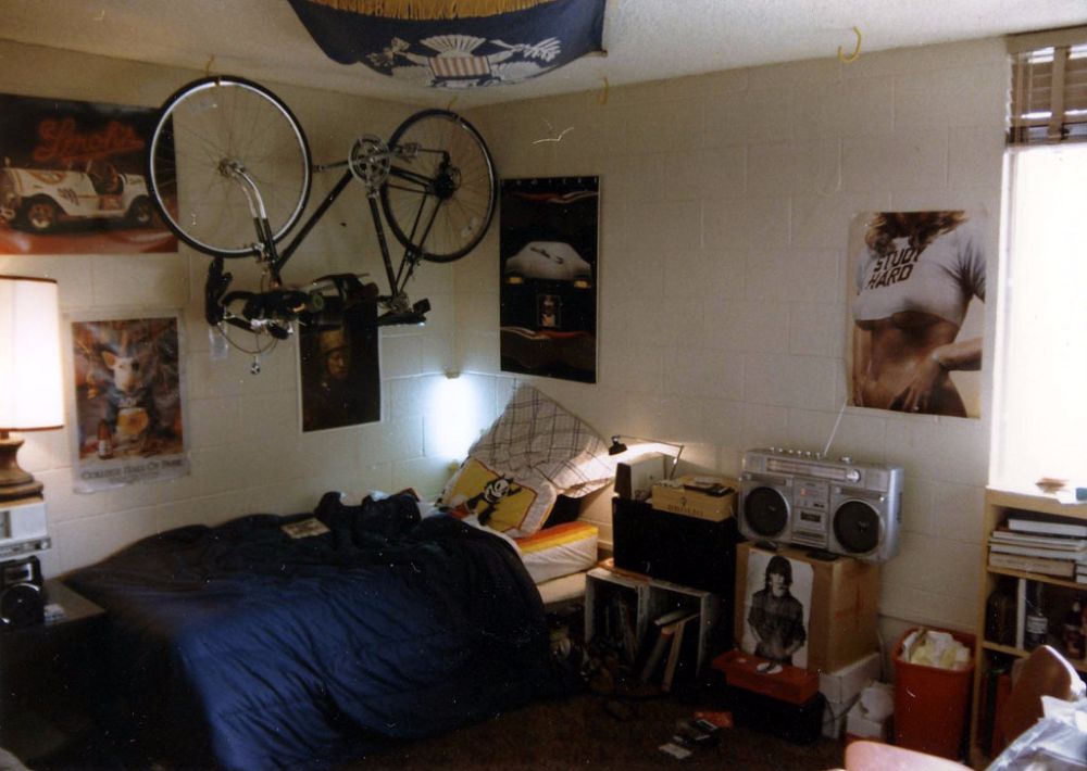 So Many Posters! 40 Vintage Pictures Showing Teenage Bedrooms in the