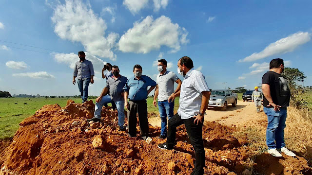 Deputado Laerte Gomes vistoria construção de bueiros em linhas vicinais de Teixeirópolis