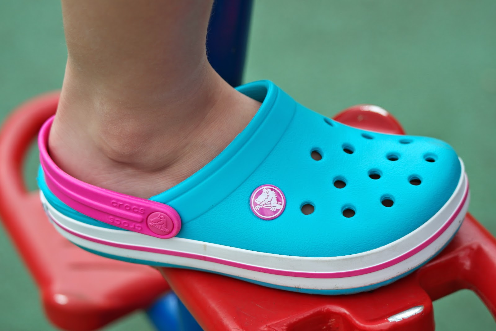who sells kids crocs