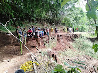 Masyarakat Galuhtimur Brebes Pangkas Tebing Buat Jalan Darurat Pasca Longsor Masyarakat Galuhtimur Brebes Pangkas Tebing Buat Jalan Darurat Pasca Longsor