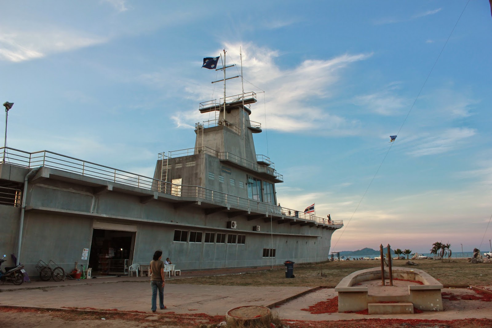 ผลการค้นหารูปภาพสำหรับ เรือรบจักรีนฤเบศร จำลอง ชุมพร