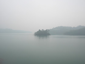 foggy view at the Changjiang Reservoir (长江水库) in Zhongshan, China