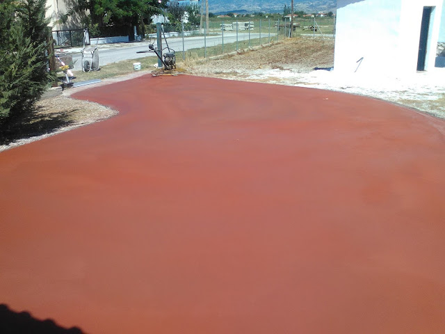 Επίστρωση σκυροδέματος και κατασκευή βιομηχανικού δαπέδου κόκκινου χρώματος σε αύλειο χώρο στο Μητρούσι Σερρών