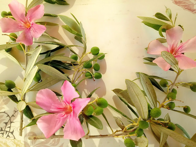Composición de ramas de olivos y flores