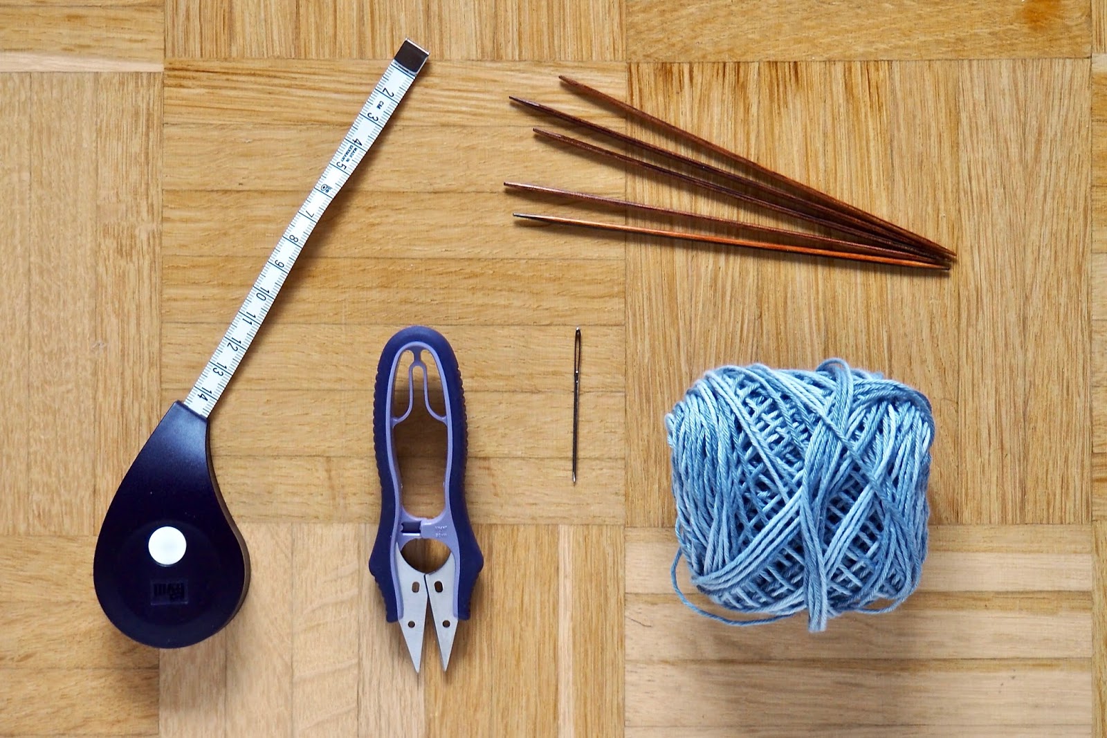 Materialien für die Seventh Babymütze Prym Rollmaßband, Prym Fadenschneider, Knitpro Nadelspiel, ricodesign cotton baby