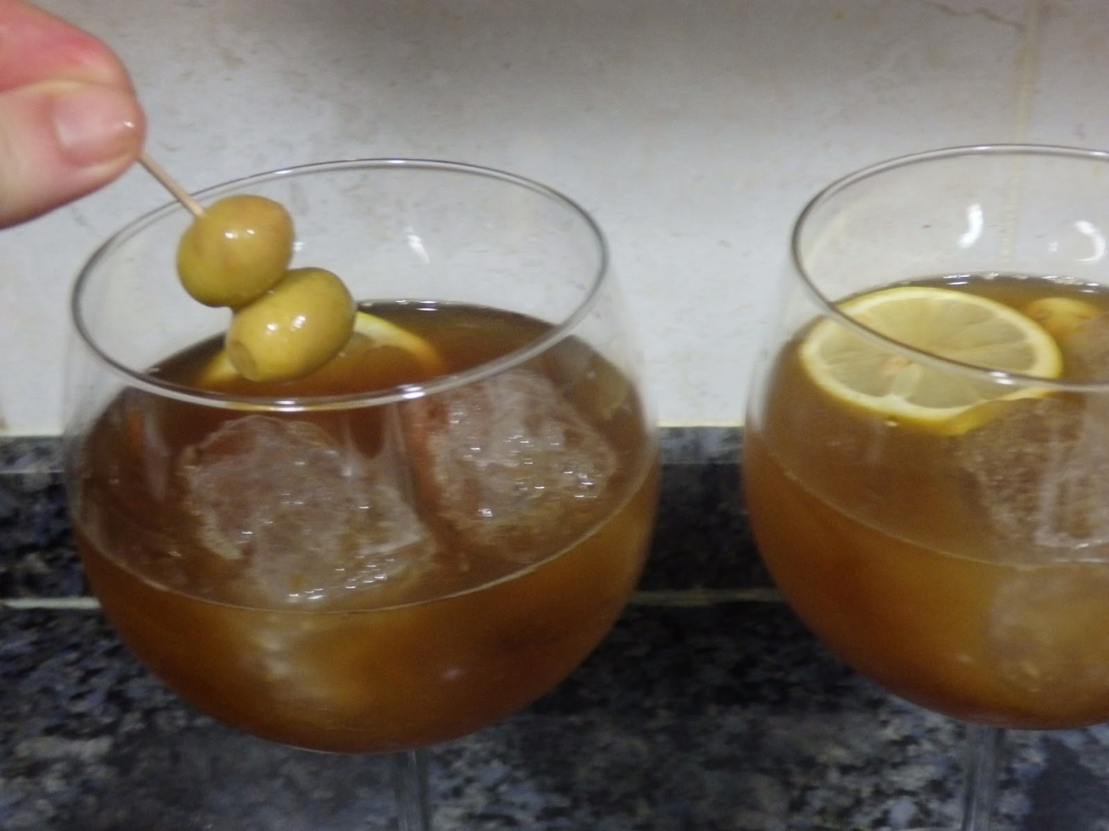 OSUKAA IS COOKING COCKTAIL DE VERMUT NEGRO, GINEBRA Y ZUMO DE NARANJA