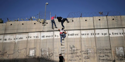 Lihatlah Perjuangan Warga Palestina Demi Bisa Shalat di Masjid Al Aqsa Lihatlah Perjuangan Warga Palestina Demi Bisa Shalat di Masjid Al Aqsa