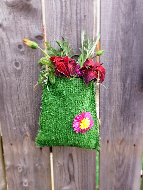 outdoor carpet planter pouch for fence