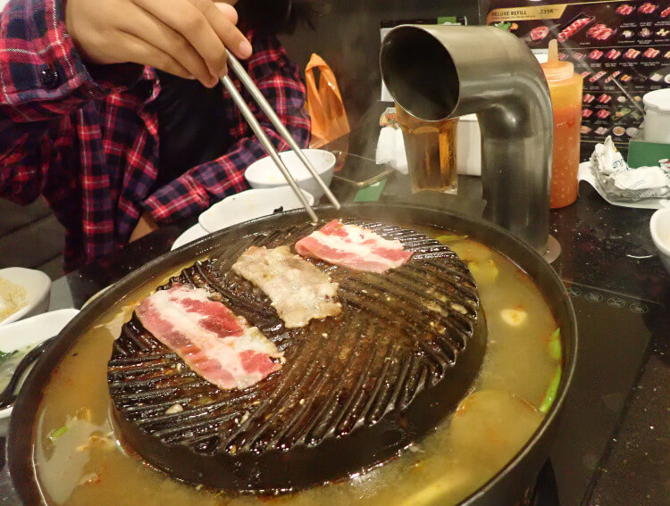 Persiapan Traveling Agar Perjalanan Aman dan Menyenangkan menu grill dan shabu barbq plaza