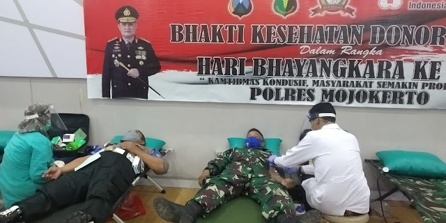 Mojokerto, - Sejumlah 25 personel Kodim 0815/Mojokerto mengikuti Bakti Sosial Donor Darah dalam rangka memperingati HUT Ke-74 Bhayangkara Tahun 2020, di Mapolres Mojokerto Jalan Gajah Mada Nomor 99 Mojosari, Kabupaten Mojokerto, Jawa Timur, Senin (22/06/2020) sore.    Dandim 0815/Mojokerto Letkol Inf Dwi Mawan Sutanto, SH., saat dikonfirmasi mengungkapkan, aksi kemanusiaan donor darah ini merupakan salah satu bentuk kepedulian TNI khususnya Kodim 0815/Mojokerto, sekaligus wujud sinergitas TNI-Polri dalam membantu ketersediaan darah di PMI Kabupaten Mojokerto.  Alumni Akmil Angkatan 2000 Kecabangan Infantri ini menegaskan, melalui donor darah ini, diharapkan dapat membantu masyarakat yang sedang membutuhkan darah, setetes darah ini tentunya tidak hanya dapat menolong bahkan mampu menyelamatkan sesama.  “Ketersediaan darah harus terus terjaga di Unit Tranfusi Darah (UTD) PMI, sebagai langkah antisipasi bila terjadi situasi darurat seperti adanya operasi maupun kecelakaan, dan lain-lain,” pungkas Pria kelahiran Purbalingga Jawa Tengah.  Pantauan di lapangan, selain Prajurit Kodim 0815/Mojokerto, aksi sosial donor darah tersebut diikuti personel Yonif Para Raider 503/MK, Anggota Polres Mojokerto dan Polsek Jajaran, serta anggota Bhayangkari Polres Mojokerto. Pelaksanaan donor darah tersebut tetap mengedepankan protokol kesehatan. (Jayak)