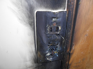 参考写真:延長コードを使用して発火したエアコンコンセント 参考写真:延長コードを使用して発火したエアコンコンセント
