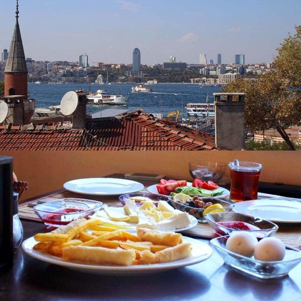 Завтрак в стамбуле недорого. Стамбул кафе на крыше. Завтрак на Мармарисе. Стамбульский завтрак. Турецкий завтрак в Стамбуле.
