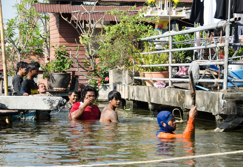 Вода в бангкоке. Плавучий рынок Талинг Чан. Тайланд люди живут на воде. Тайланд и Непал. Рынок на воде в Бангкоке.