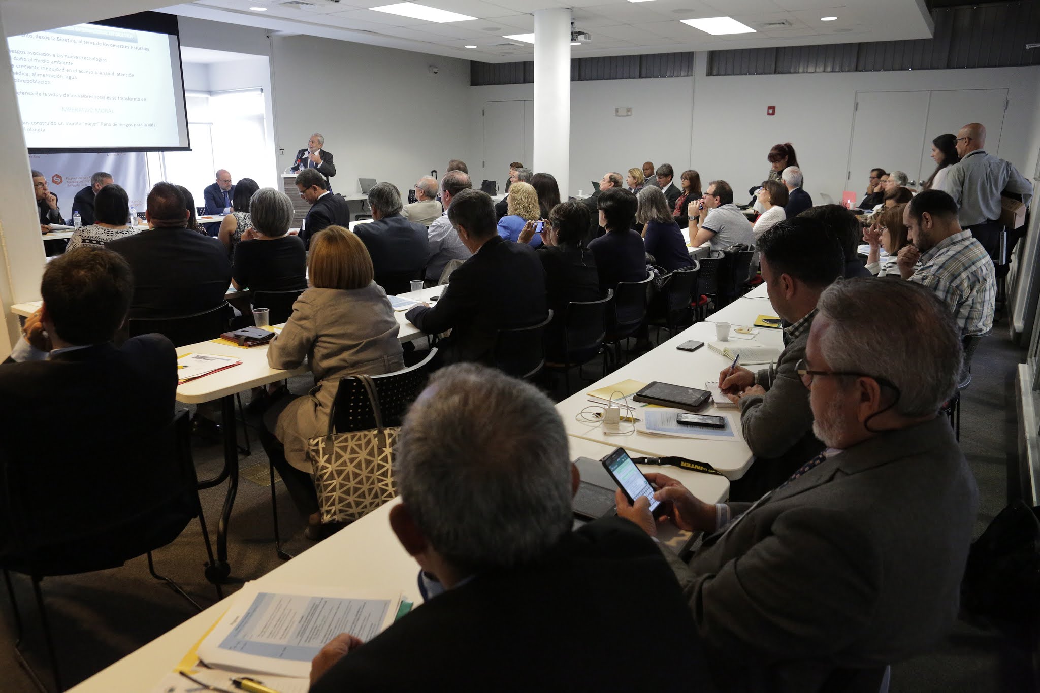 Centro Latino De Bio tica Y Humanidades CELABIH Cont ctanos