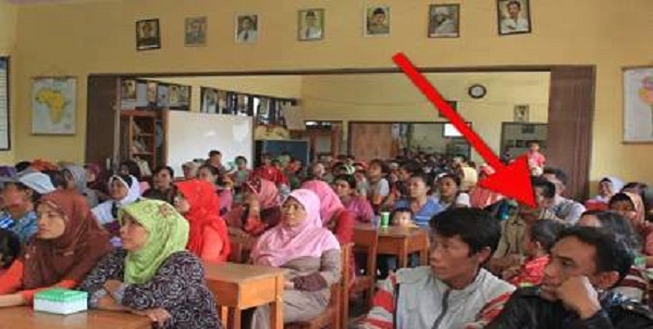 Hadiri Rapat Orang Tua Murid, Berpakaian Lusuh, Ucapannya Bikin Semua Orang Malu.