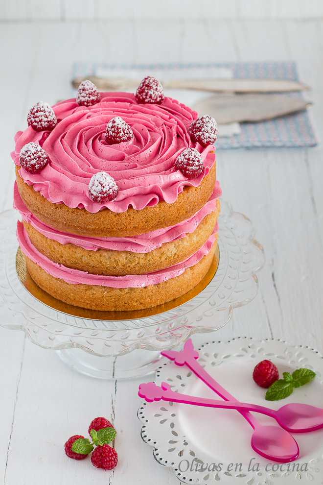 Pastel de capas con crema de mantequilla de merengue suizo con frambuesas