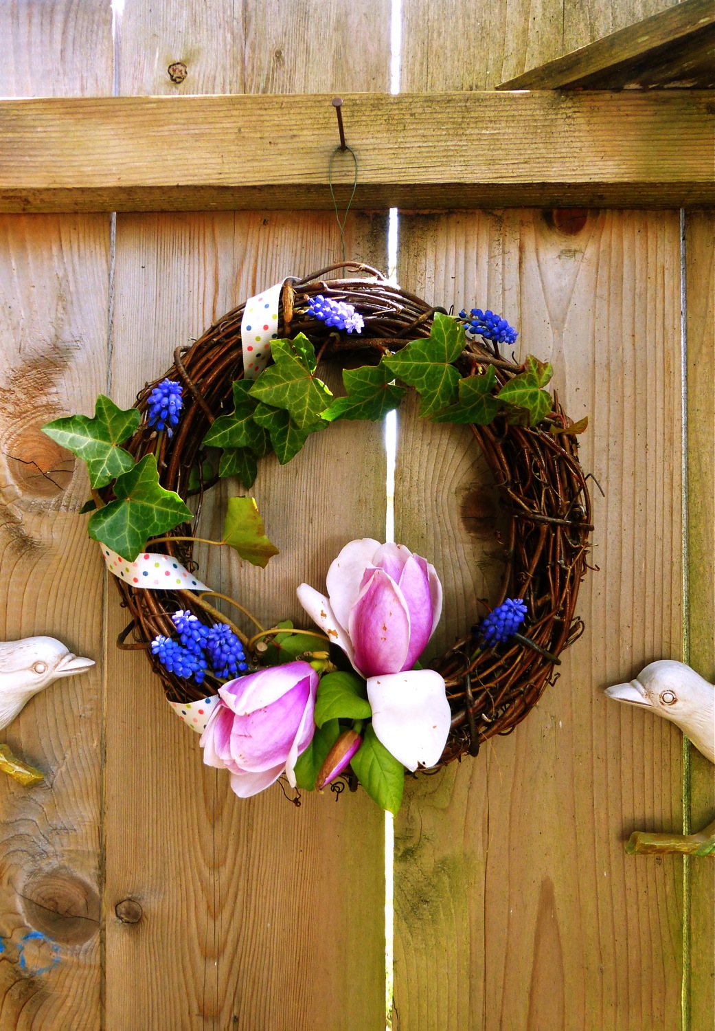 floral wreath, spring floral wreath, magnolia wreath, ivy wreath, muscari wreath, grape hyacinth wreath, DIY wreath, do it yourself spring wreath, foraged wreath, spring foraged wreath, DIY: Foraged Spring Wreath, make a spring floral wreath, ideas for spring wreaths