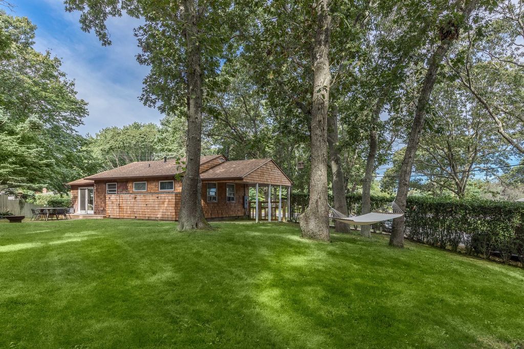 Montauk Cottage (950 Sq Ft) [ TINY HOUSE TOWN ]